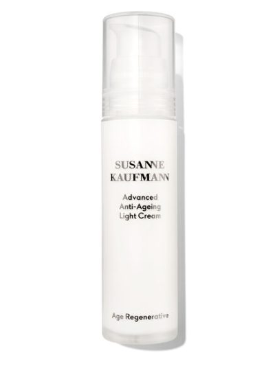 UK200063128_SUSANNE_K Advanced AA Light cream